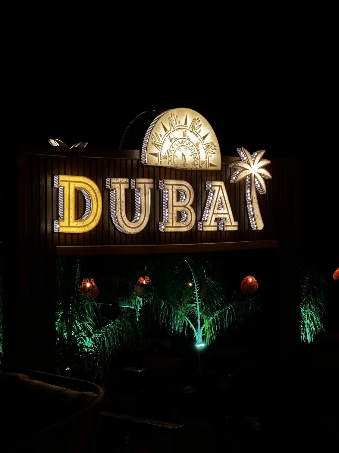 Gece ışıklı Dubai tabelası