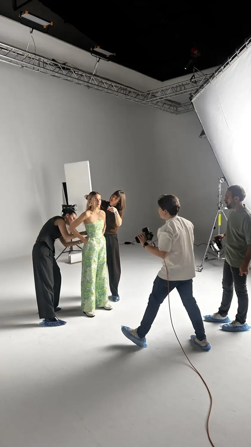 Beyaz stüdyoda model ve çekim ekibi